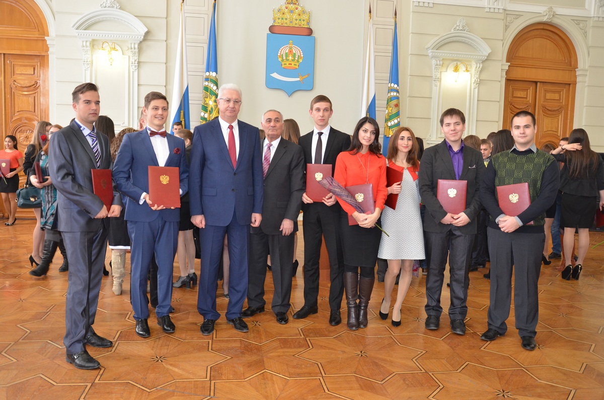 100 студентов получили губернаторские стипендии 