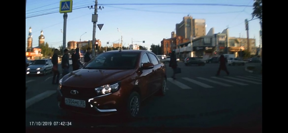 Запутался в Астрахани: водитель нарушил на дороге все, что можно