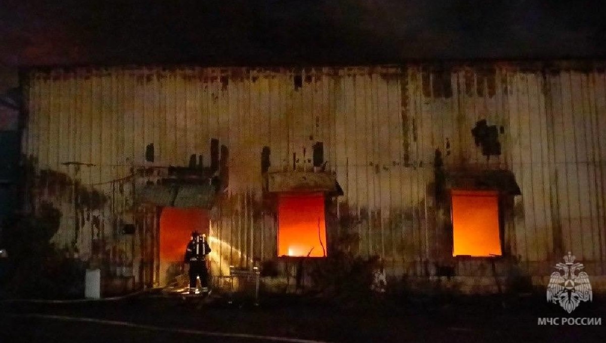 Ночью в Астрахани полыхал ангар