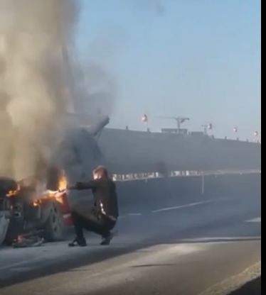В Астрахани на мосту сгорела машина: видео