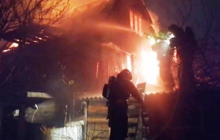 Вчера в Астрахани бушевало «файер-шоу»: в трех крупных пожарах горели 2 дома, 3 машины и 20000 «квадратов» камыша