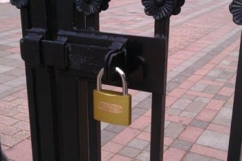 В Астрахани жильцов дважды горевшего дома "замуровали" строительным забором