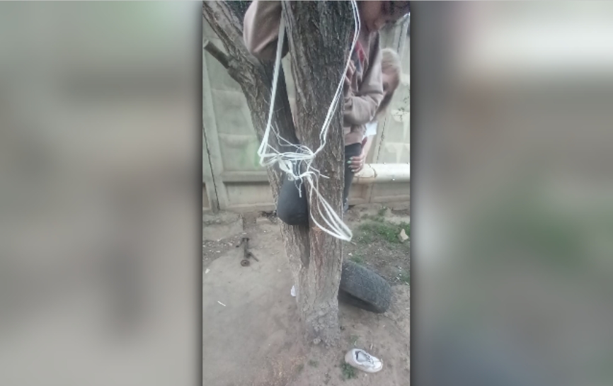 Астраханские спасатели помогли застрявшему в дереве ребенку 