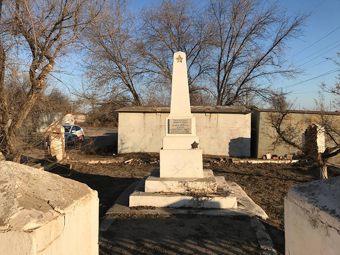 Вандалы продолжают покушаться на печальный памятник красноармейцам в Астрахани