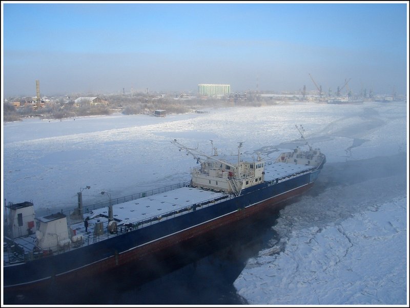 Ледоколы  проводят караван из четырех судов в порты Астрахань и Оля