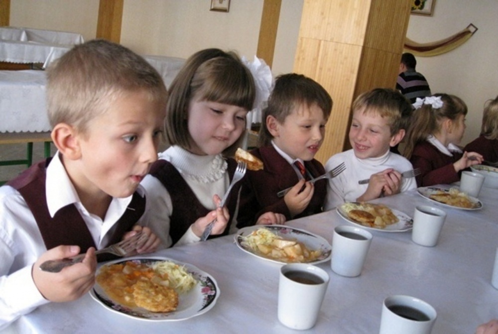 Астраханским детям запретят приносить в школу еду из дома
