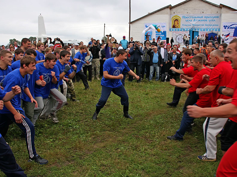 Любители кулачного боя и футбольные фанаты из Астрахани устроили драку под Ростовом