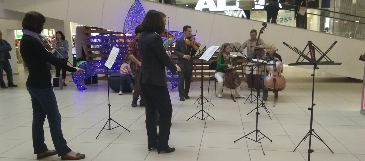 В астраханском торговом центре прошел музыкальный флешмоб