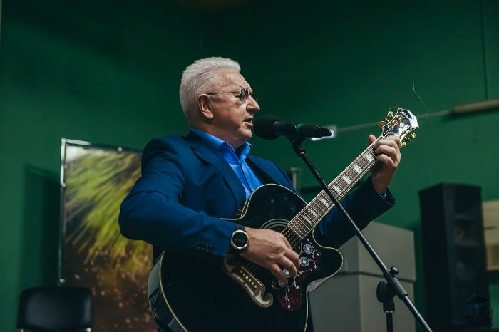 Бард Константин Маркелов спел на творческом вечере в АГУ