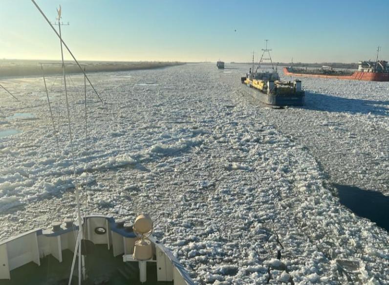За неделю ледоколы провели через порты Астрахань и Оля 50 судов
