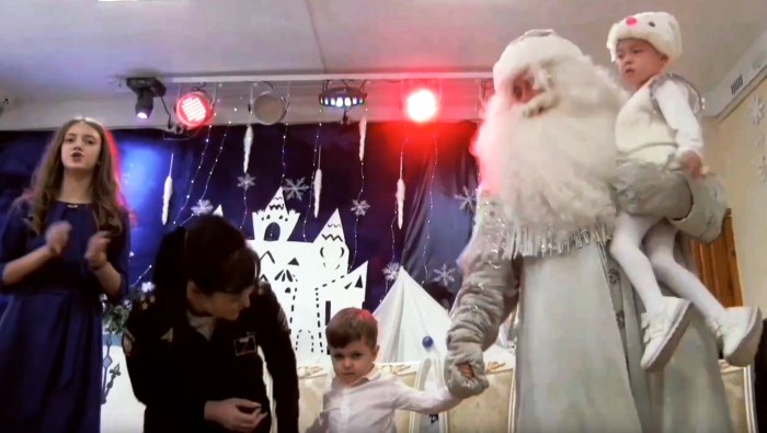 В Астраханской области воспитанников социального центра навестил полицейский Дед Мороз 