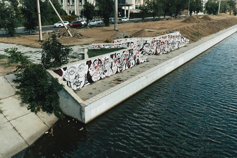 Серость побеждает всё: в Астрахани закрасили работу стрит-арт