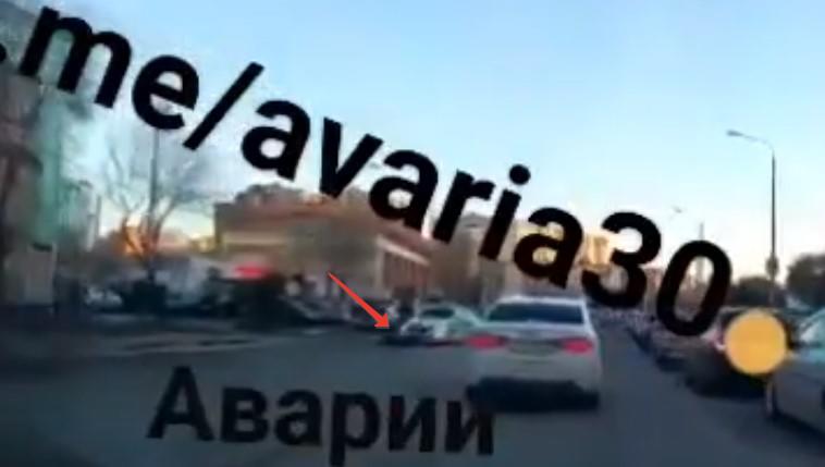 В Астрахани автопатруль сбил студента, на него составили протокол: видео ДТП