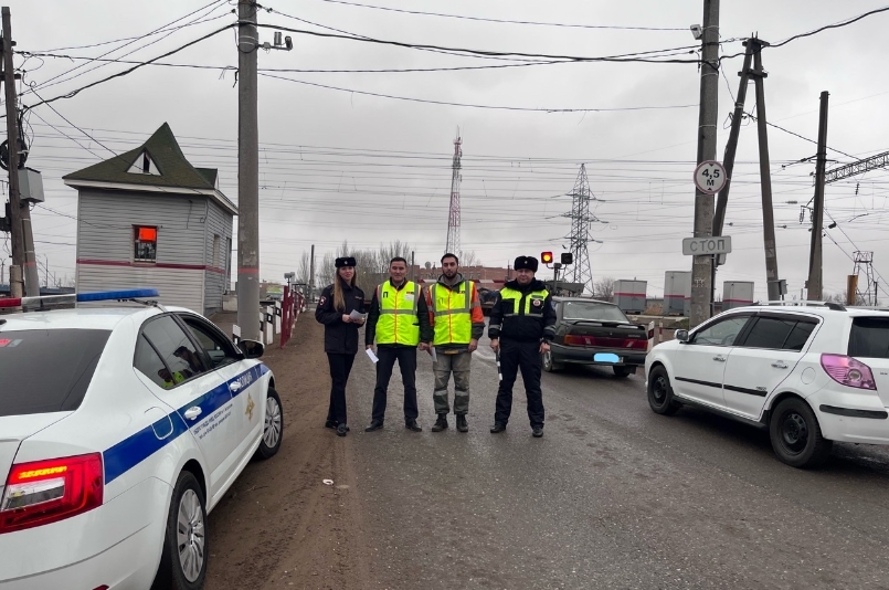 Астраханским водителям напомнили о правилах пересечения железнодорожных переездов