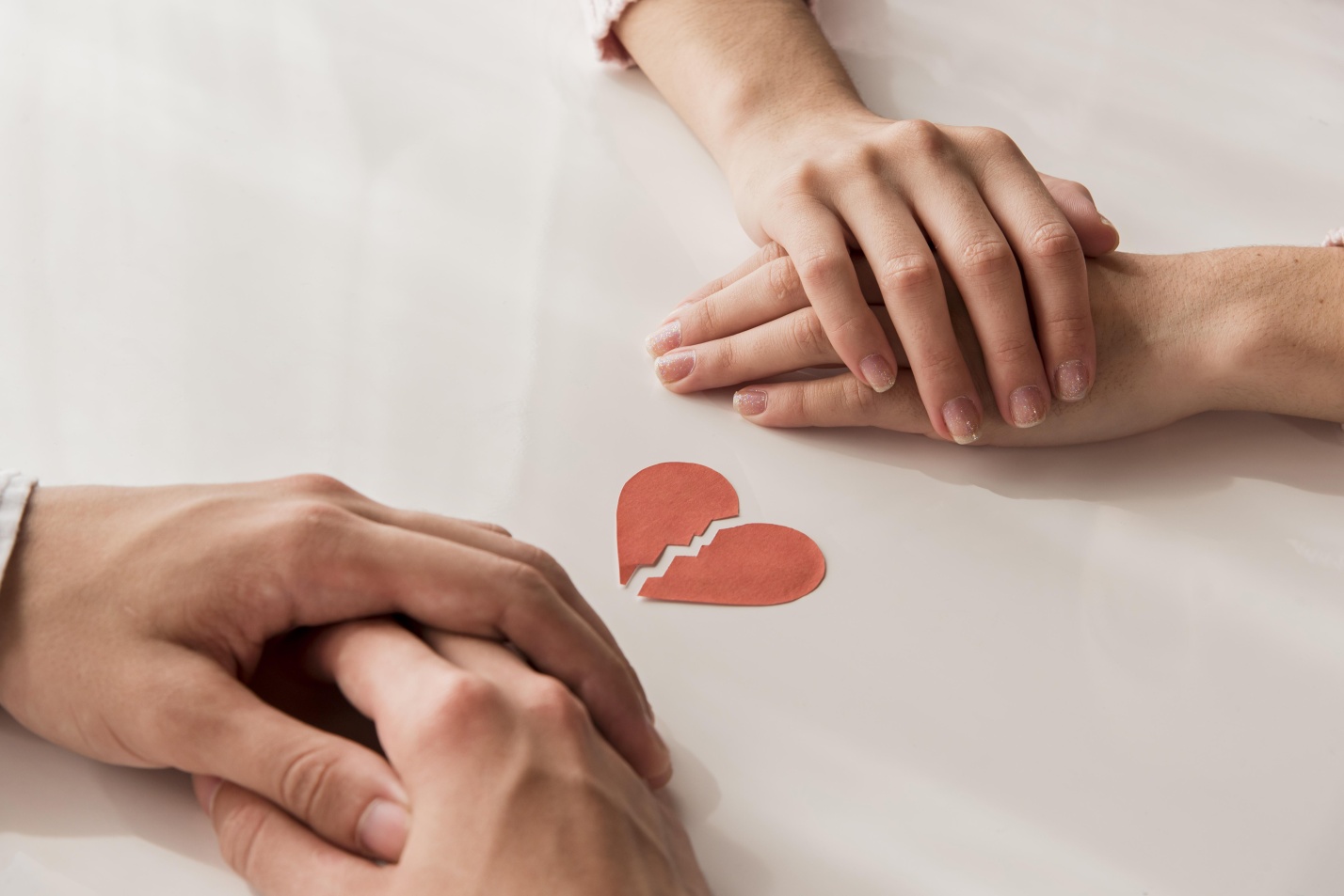 В Астраханской области стали меньше умирать и чаще разводиться