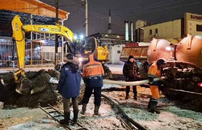 В Астрахани из-за аварии на магистральном водоводе упала подача холодной воды