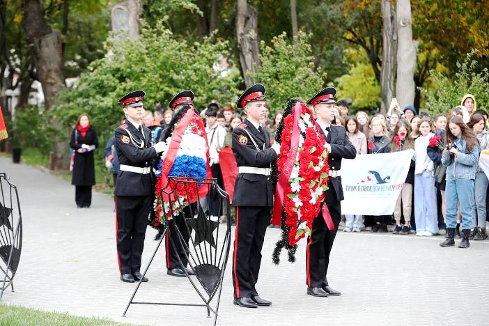 В Астрахани почтили память бойцов 28-й Армии в Братском саду и музее