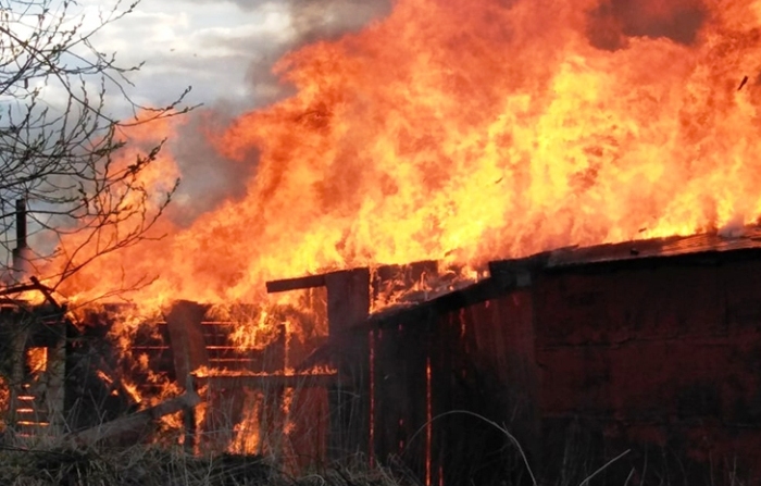 За половину суток на севере и юге Астраханской области сгорели две хозпостройки