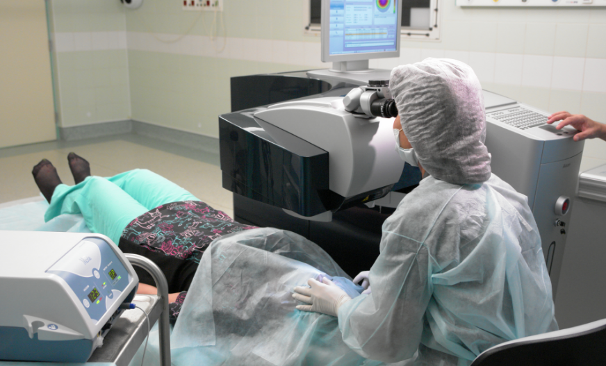 24 астраханцам вернули зрение: астраханские медики освоили новые операции на сетчатке