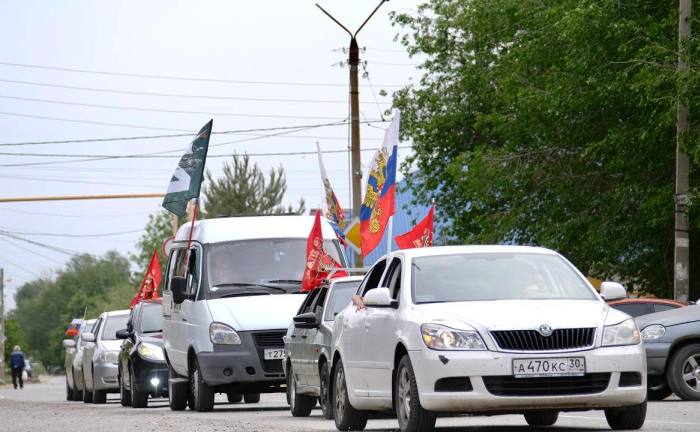 По улицам Камызяка проехал «Бессмертный автополк»