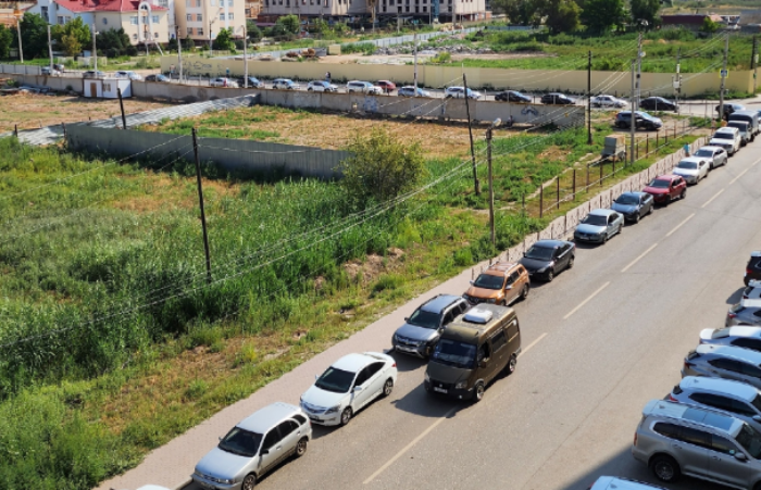 Астраханские автовладельцы инвестировали выходные в ожидание бензина под палящим солнцем