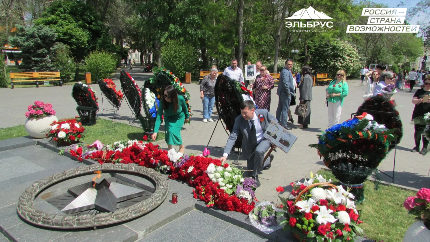 Участники астраханского клуба «Эльбрус» возложили цветы к мемориалам воинов