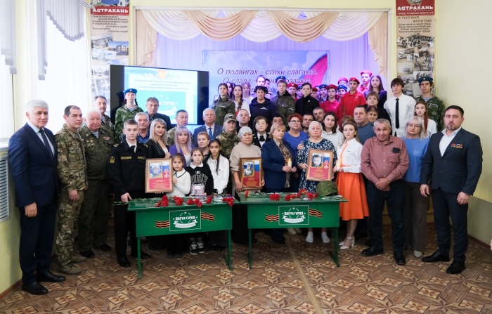 В астраханской школе открыли «Парту Героев» памяти трех выпускников, погибших при СВО
