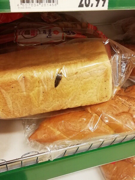 Астраханка чуть не купила хлеб с тараканом