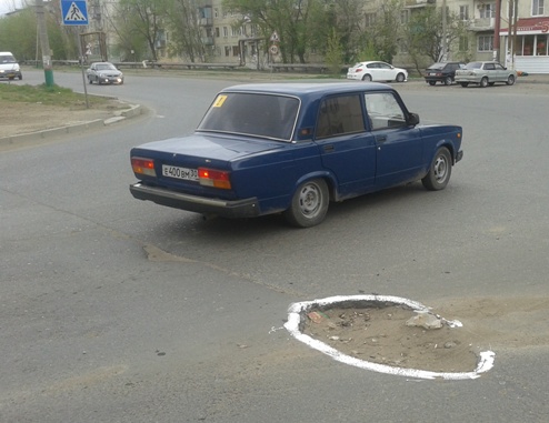 Астраханские водители начали акцию «Какой мэр – такие и дороги»