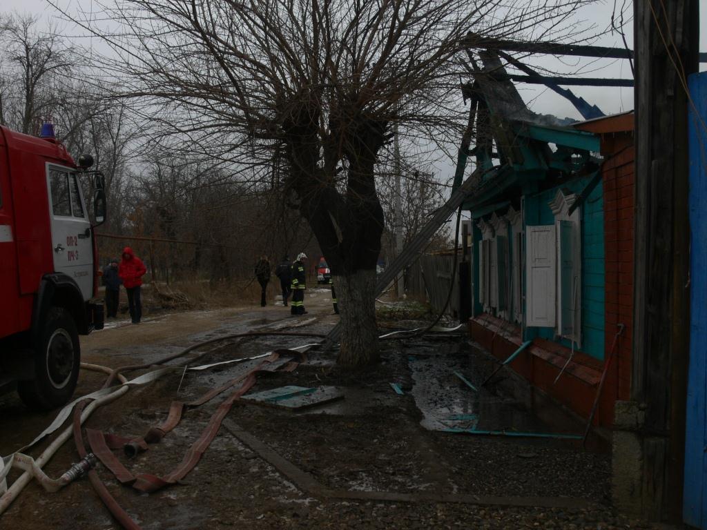 В Астрахани сгорел жилой дом: спасено 7 человек