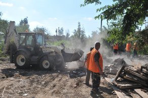 Астраханская мэрия демонтирует сгоревшие дома