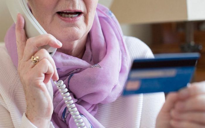 «Сотрудники» Росмониторинга обчистили двух астраханок почти на 3 млн рублей