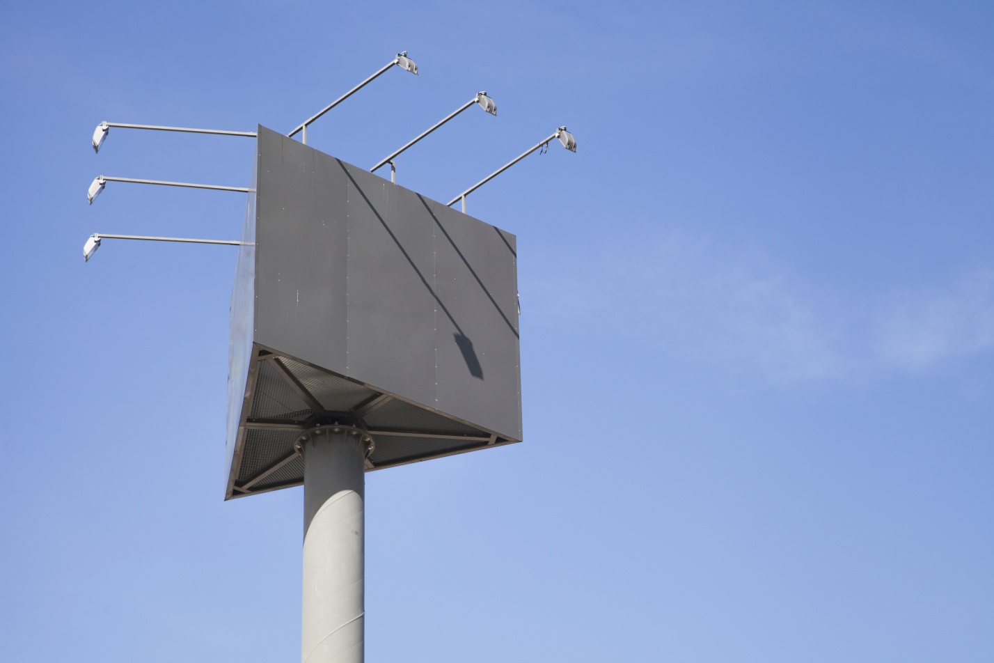 Незаконные рекламные конструкции массово выявляют на улицах Астрахани