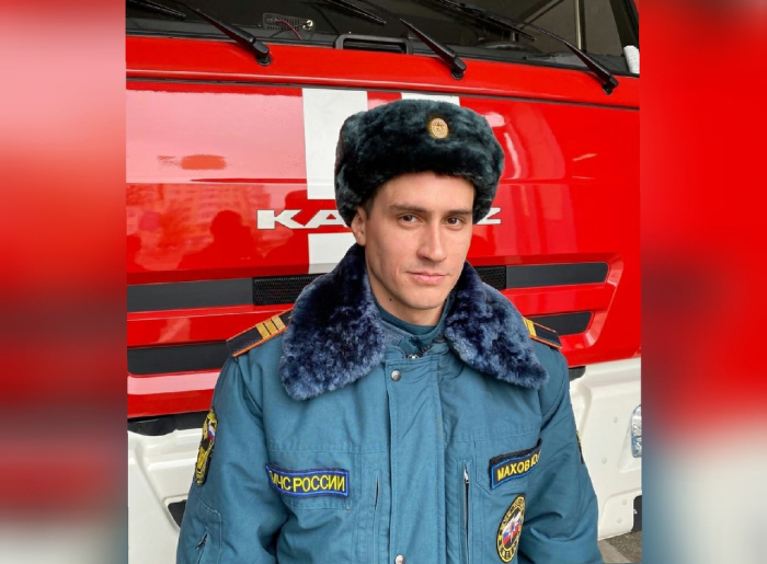 В Астрахани пожарный спас из горящей квартиры двух пожилых людей