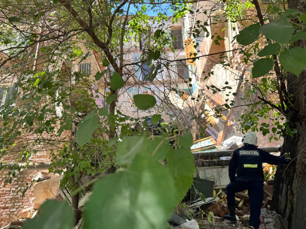 Под завалами частично рухнувшего дома в Астрахани ищут возможных пострадавших