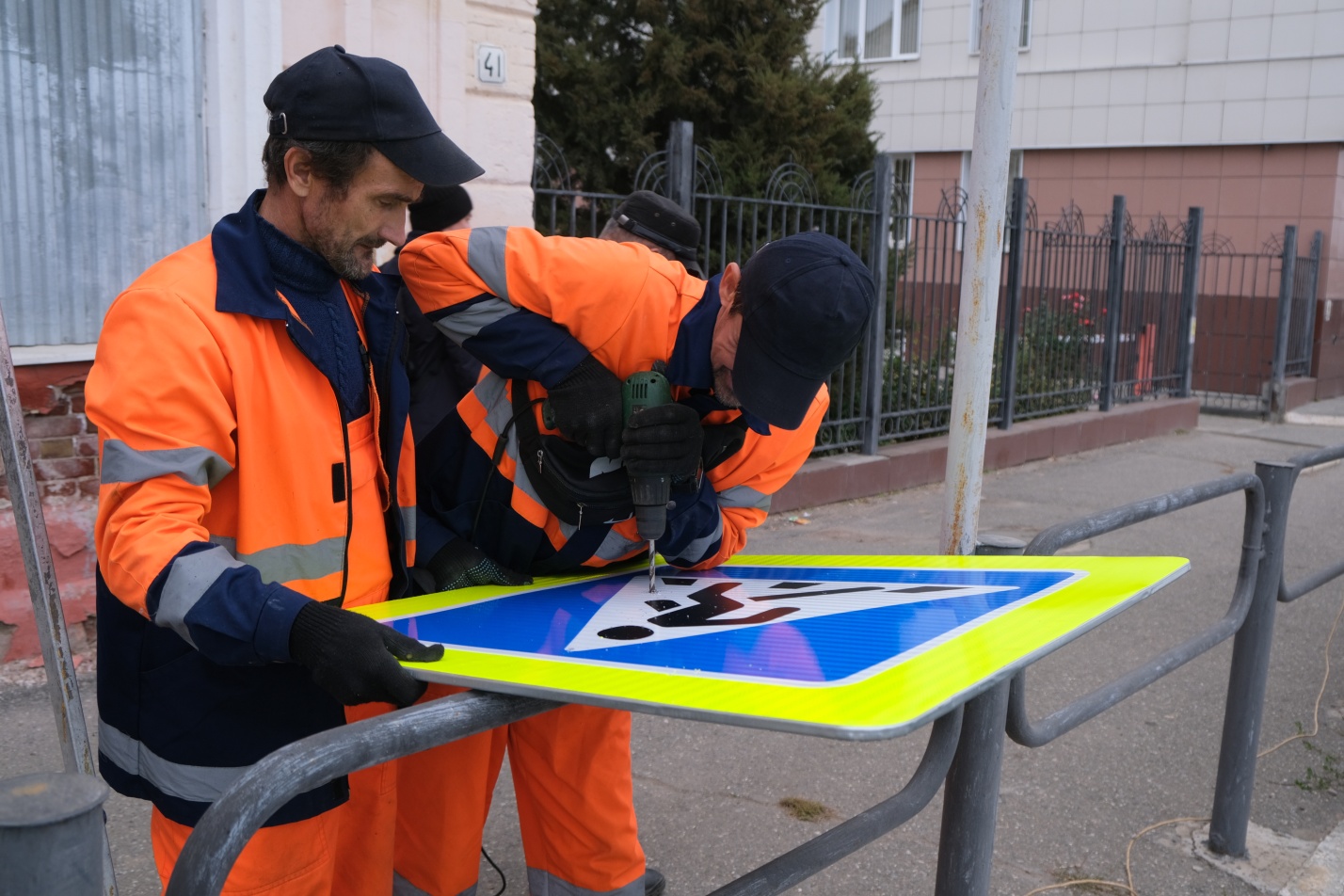 Более 300 дорожных знаков заменят в Астрахани