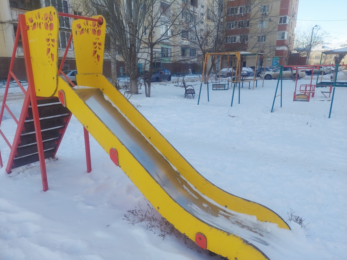 Десятки детей привозят каждый день в астраханскую больницу с травмами после катания с горки