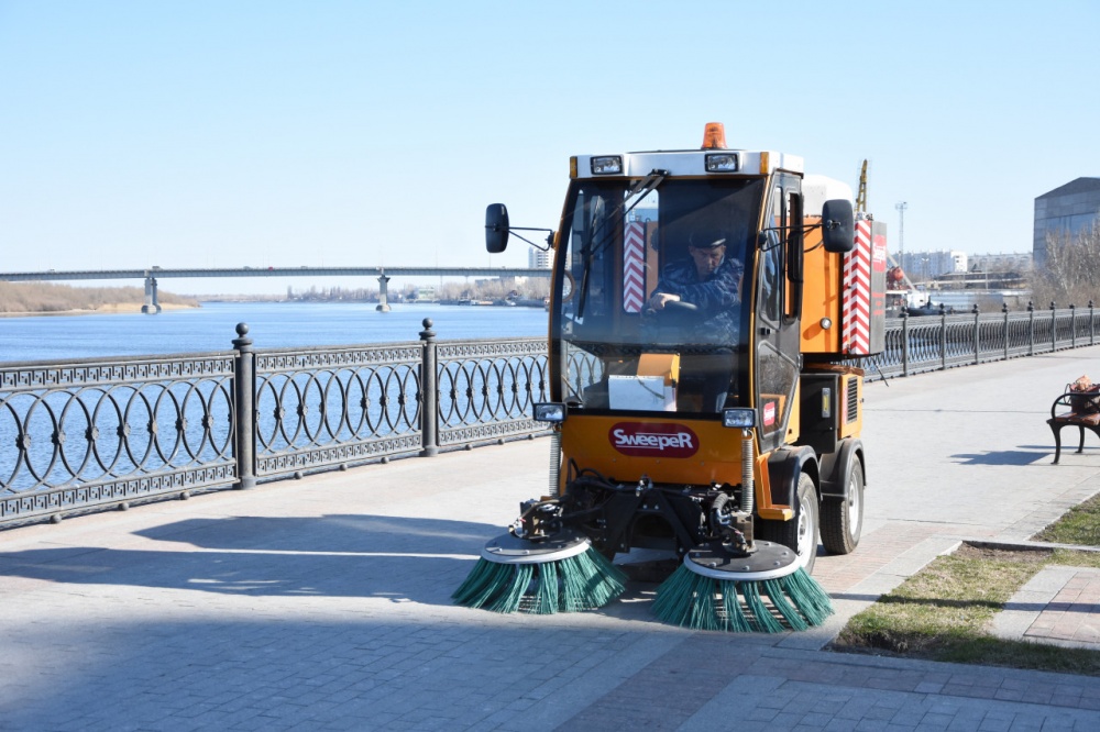 Астраханцев удивили необычные машины в центре города. Для чего они?