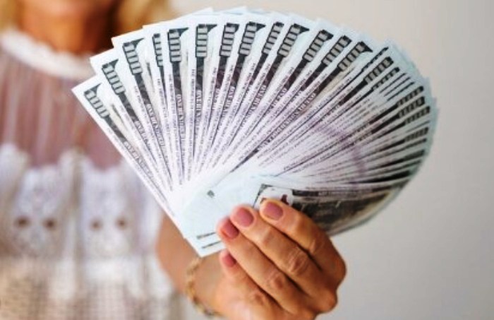 Две астраханки потеряли почти 10 млн рублей на лже-инвестициях
