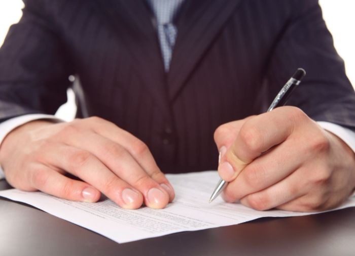 В Астрахани неизвестный подделал подписи жильцов дома на Н. Островского в пользу управляющей компании