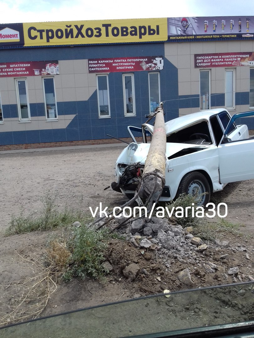 В Астрахани "семерка" протаранила столб, столб упал на машину
