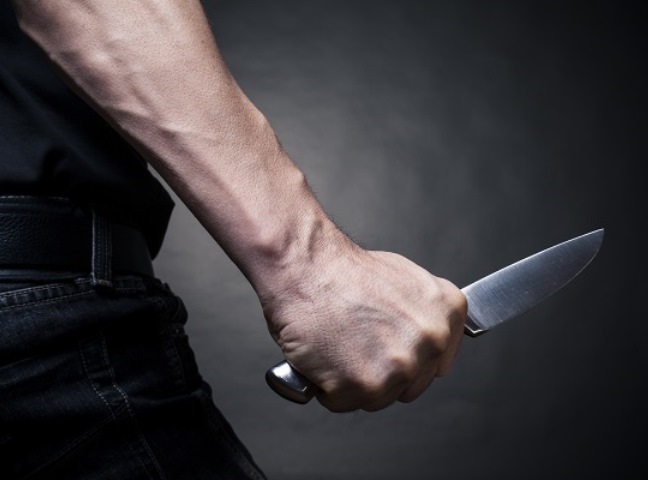 В одном из магазинов астраханец с двумя ножами требовал пиво