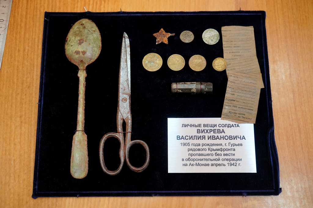 Капсулу - «смертник» и другие вещи пропавшего без вести солдата-астраханца передали в музей