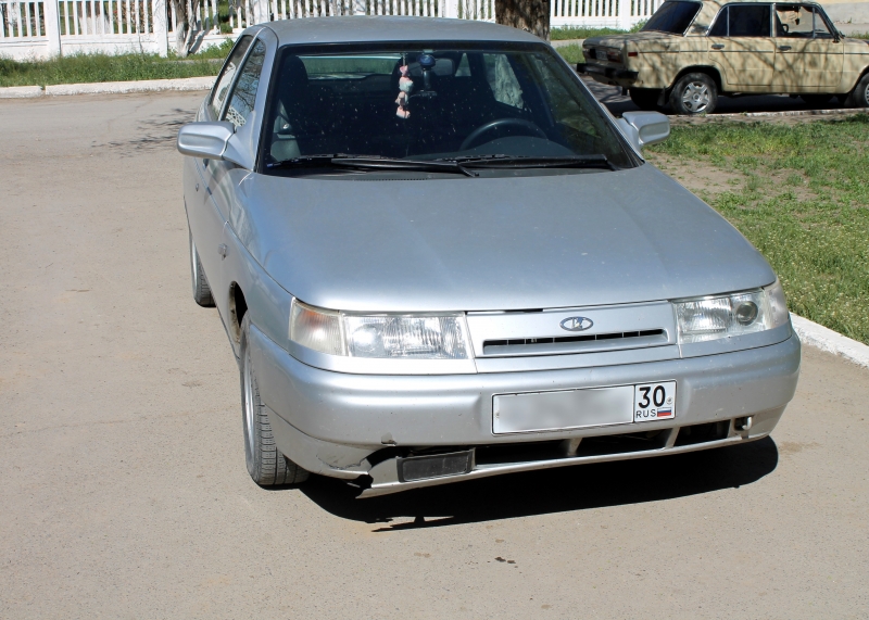 Под Астраханью водитель переехал лежавшего на дороге мужчину и скрылся