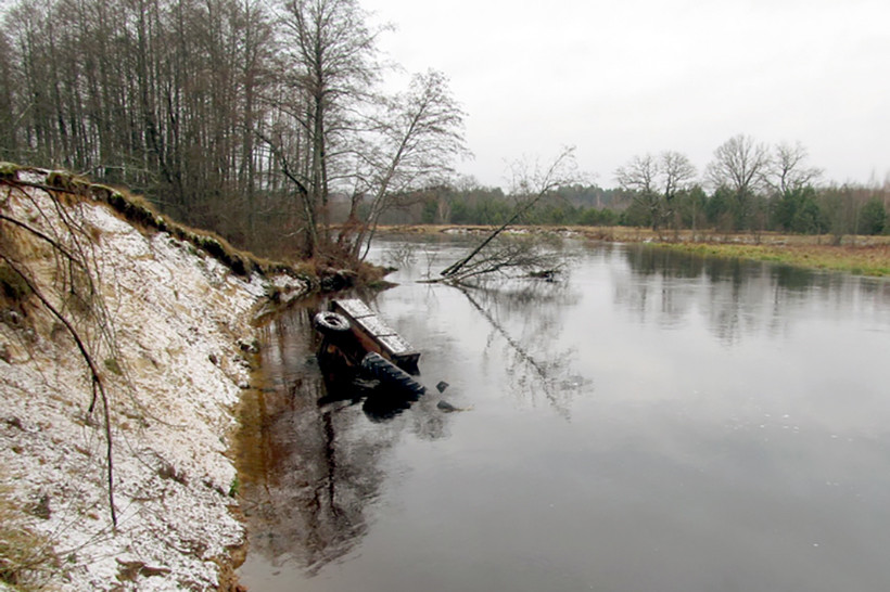 В Астраханской области женщина застряла и не смогла выбраться из тонущего трактора