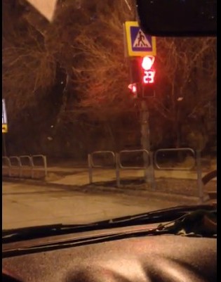 Видео дня: астраханский светофор издевается над водителями