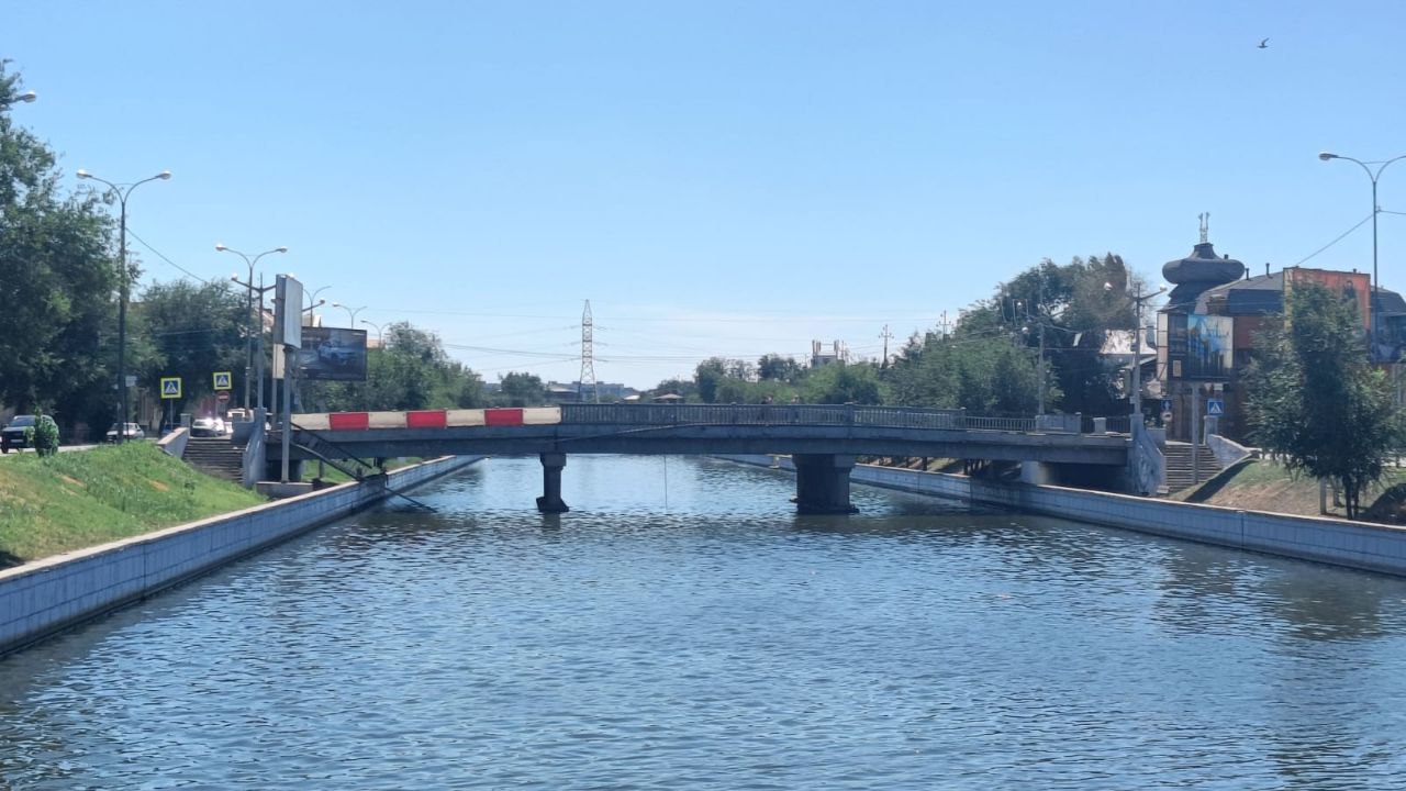 На Троицком мосту в Астрахани установили временное ограждение вместо снесенного во время ДТП