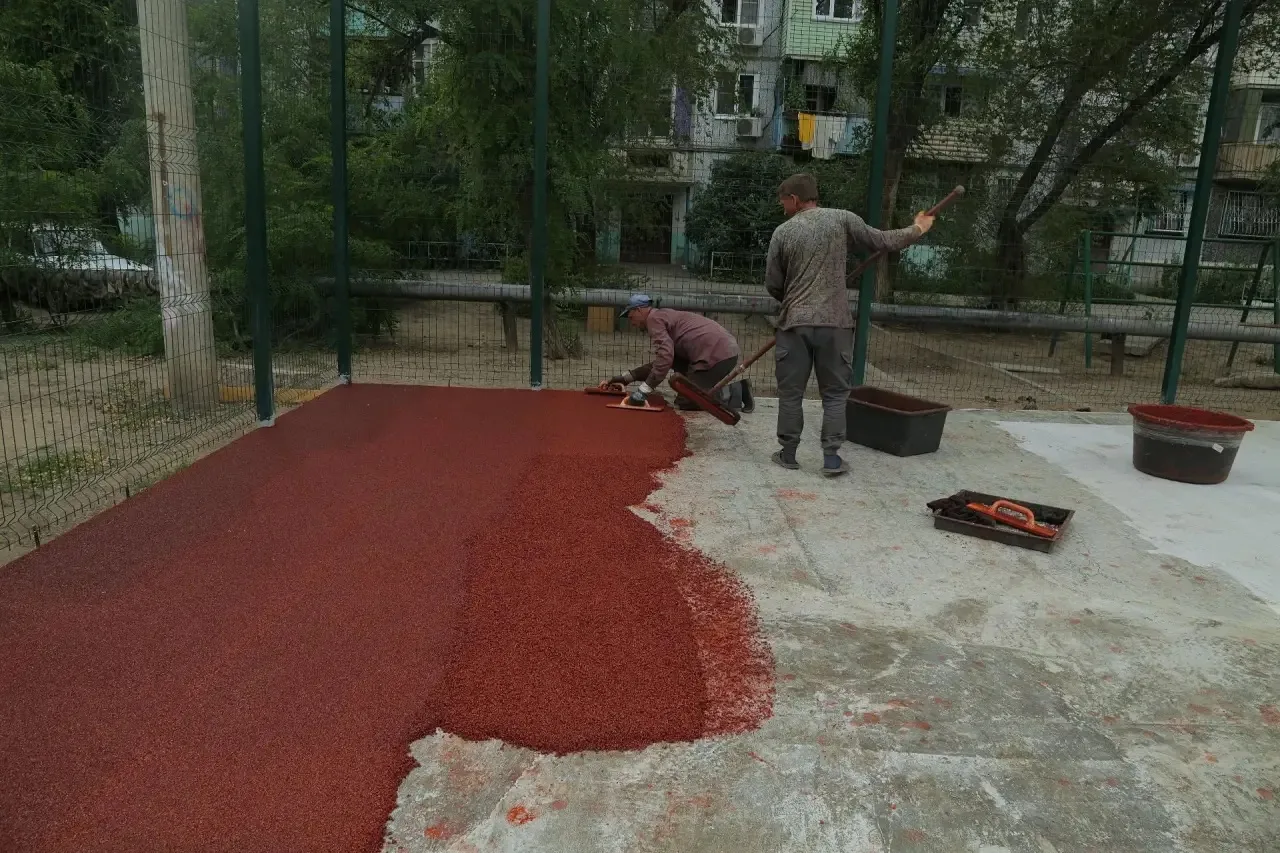 В Советском районе Астрахани с нуля строят мини-футбольное поле