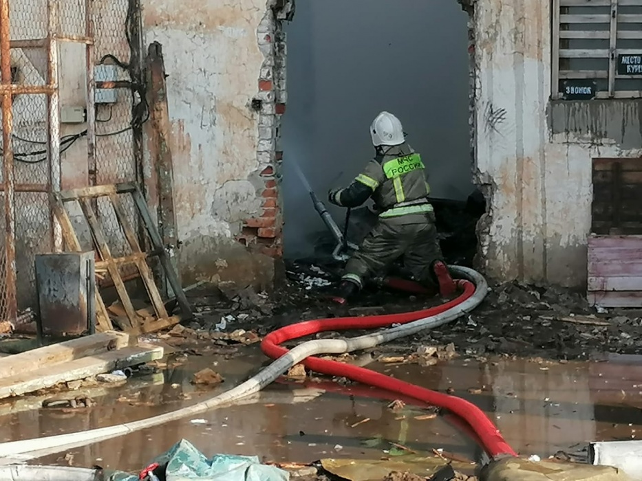 В центре Астрахани с разницей в четыре минуты загорелись два несмежных здания