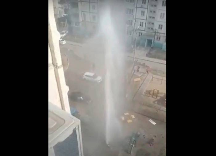 Это прорыв: в Астрахани из-под земли забил 14-метровый гейзер. Видео